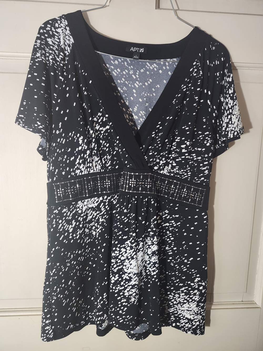 Apt. 9 Black and White V-Neck Printed Blouse